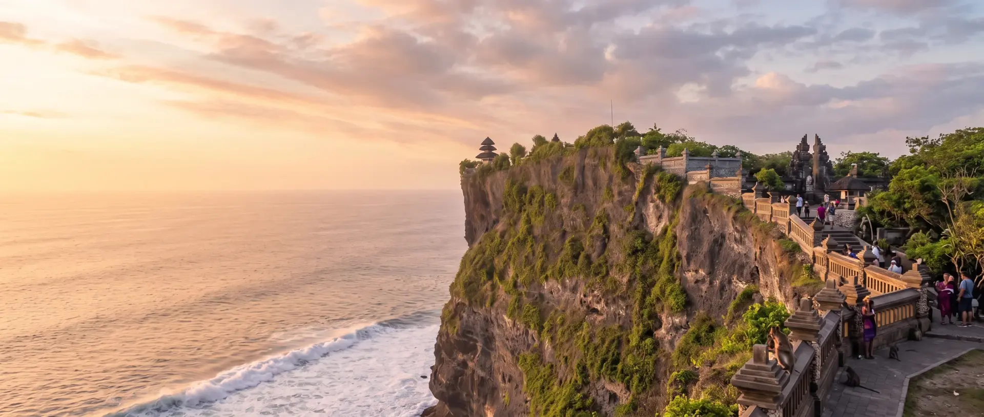 Uluwatu'da okyanusa bakan yüksek uçurum ve kenarındaki tapınak