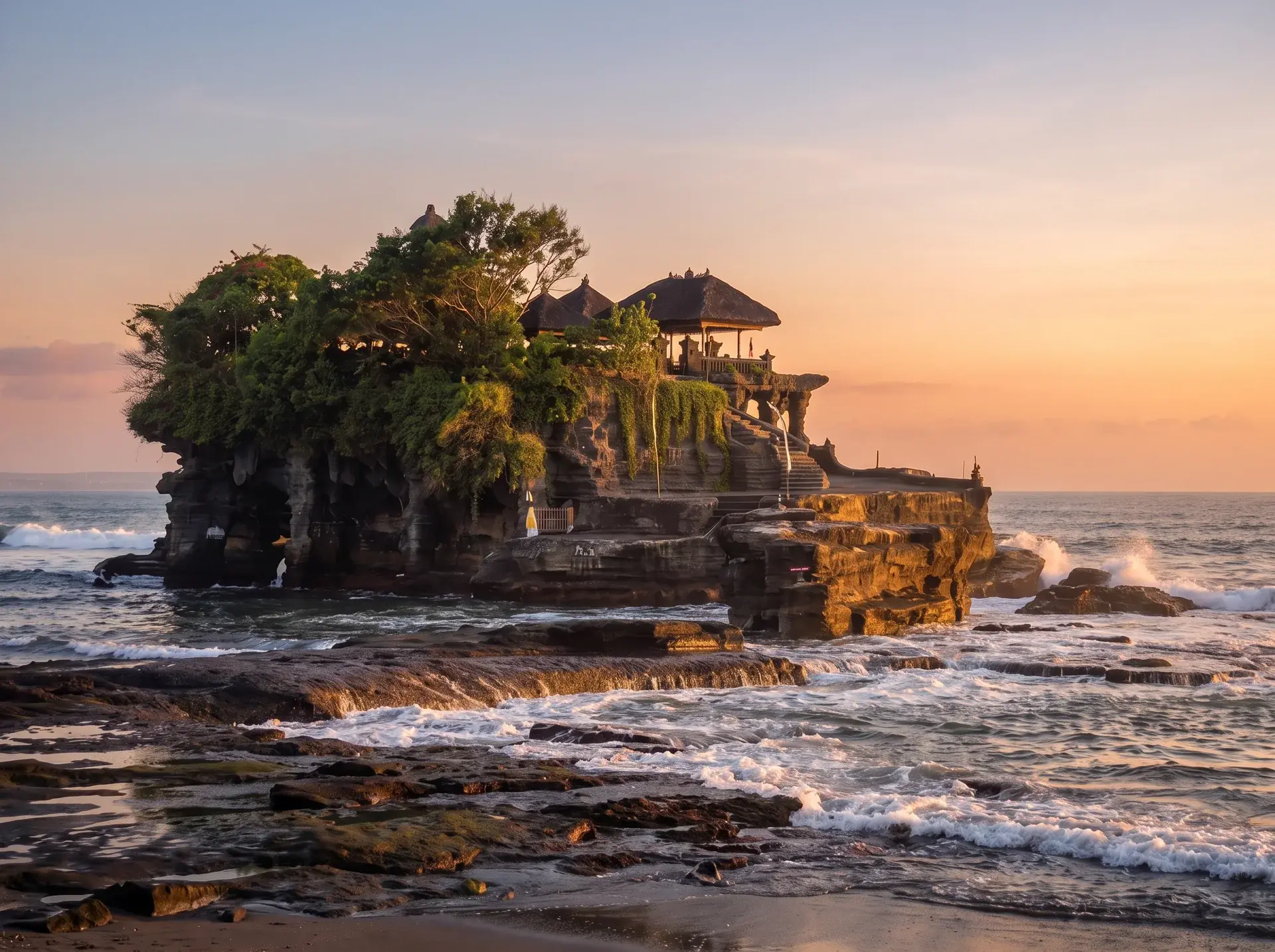 Gün batımında deniz kayasının üzerindeki Tanah Lot Tapınağı