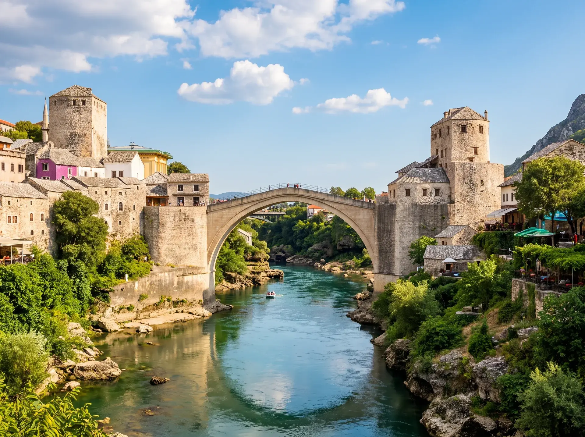 Mostar'da Neretva Nehri üzerindeki tarihi Mostar Köprüsü