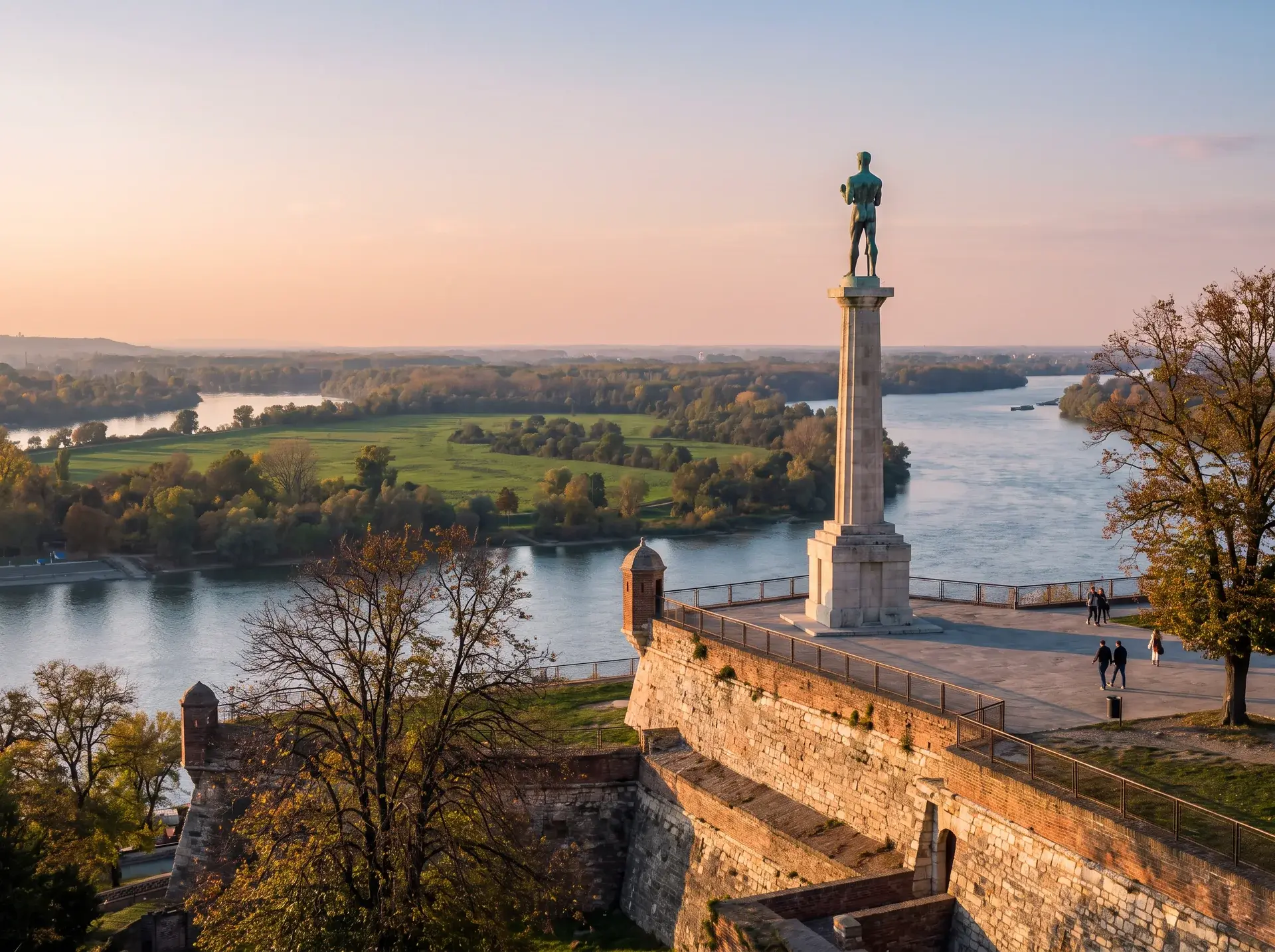 Belgrad Kalemegdan Kalesi'nde Pobednik anıtı ve Sava-Tuna birleşimi