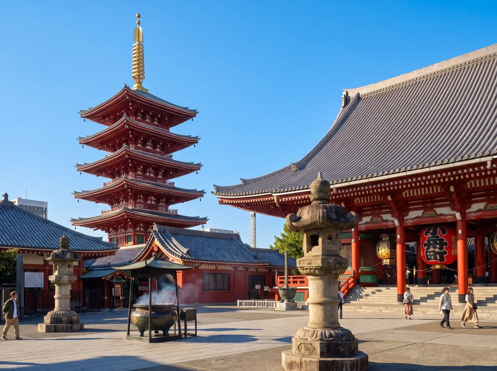 Sensoji'de kırmızı katlı pagoda, geniş gri çatılı tapınak, taş fenerler ve avluda yürüyen insanlar görülüyor.
