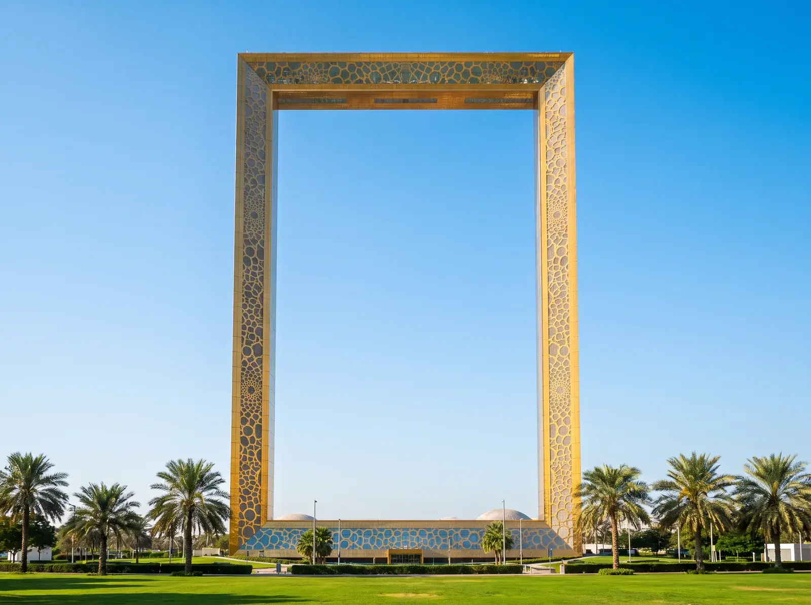 Yeşil parkın üzerinde dev dikdörtgen altın çerçeve biçimli Dubai Frame.
