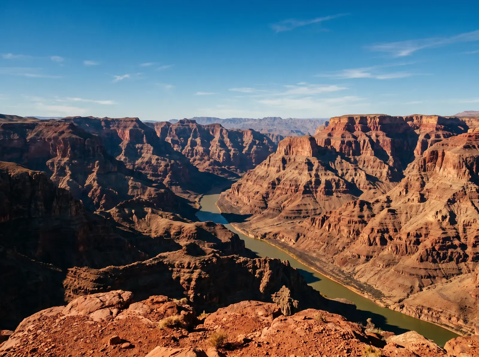 Grand Canyon’ın katmanlı kızıl kayalıkları arasında uzanan Colorado Nehri.