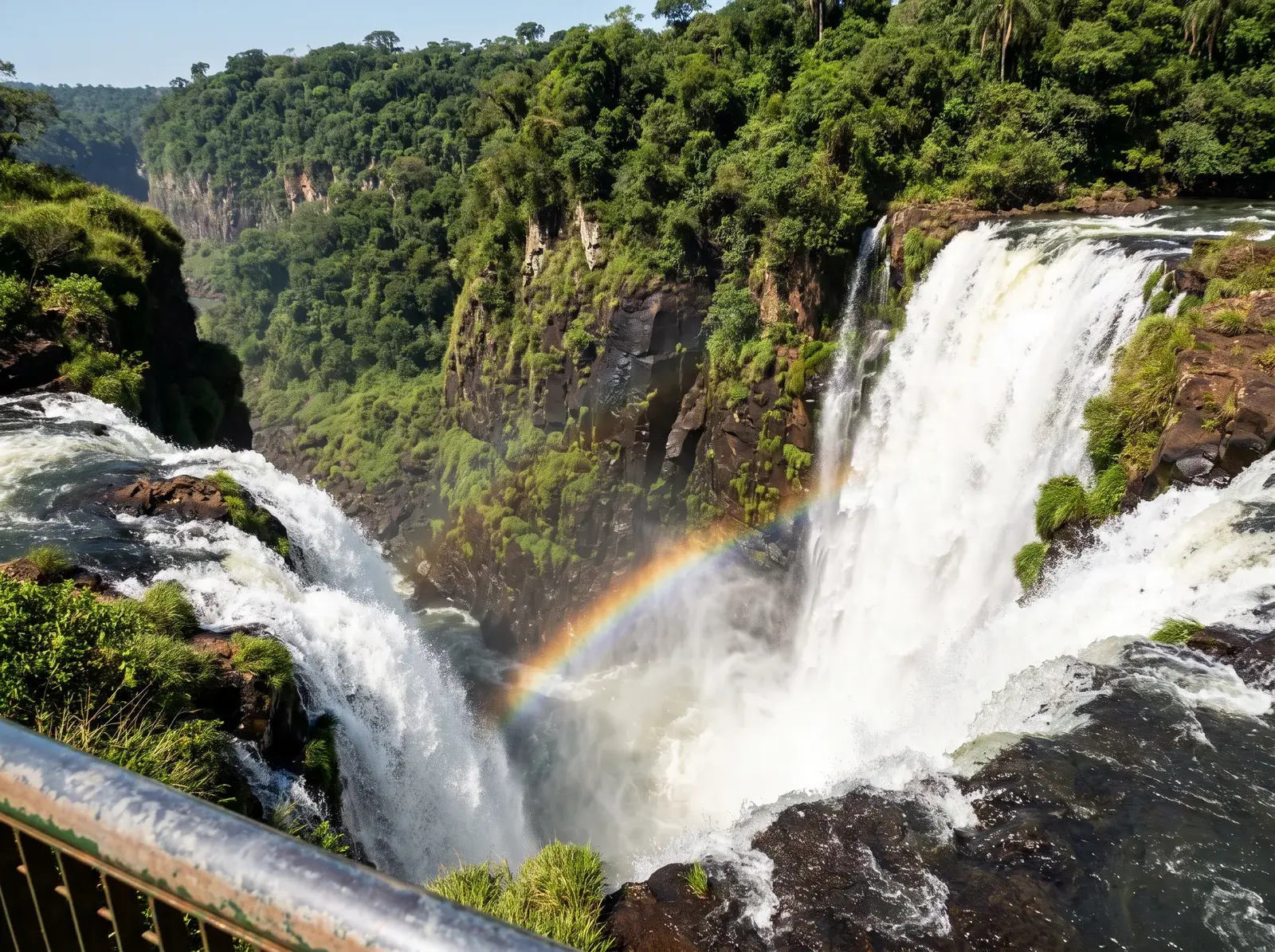 Iguazu Şelaleleri’nde dik kayalıklardan dökülen sular ve yükselen serpinti.