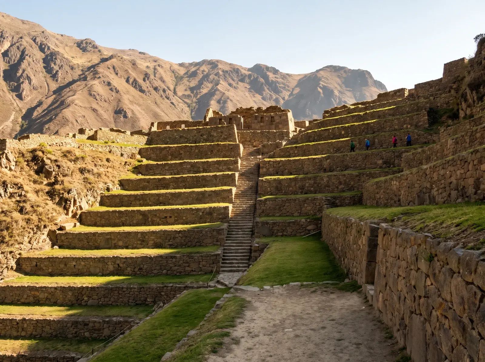 Ollantaytambo’da dağ yamacına yükselen İnka taş terasları.