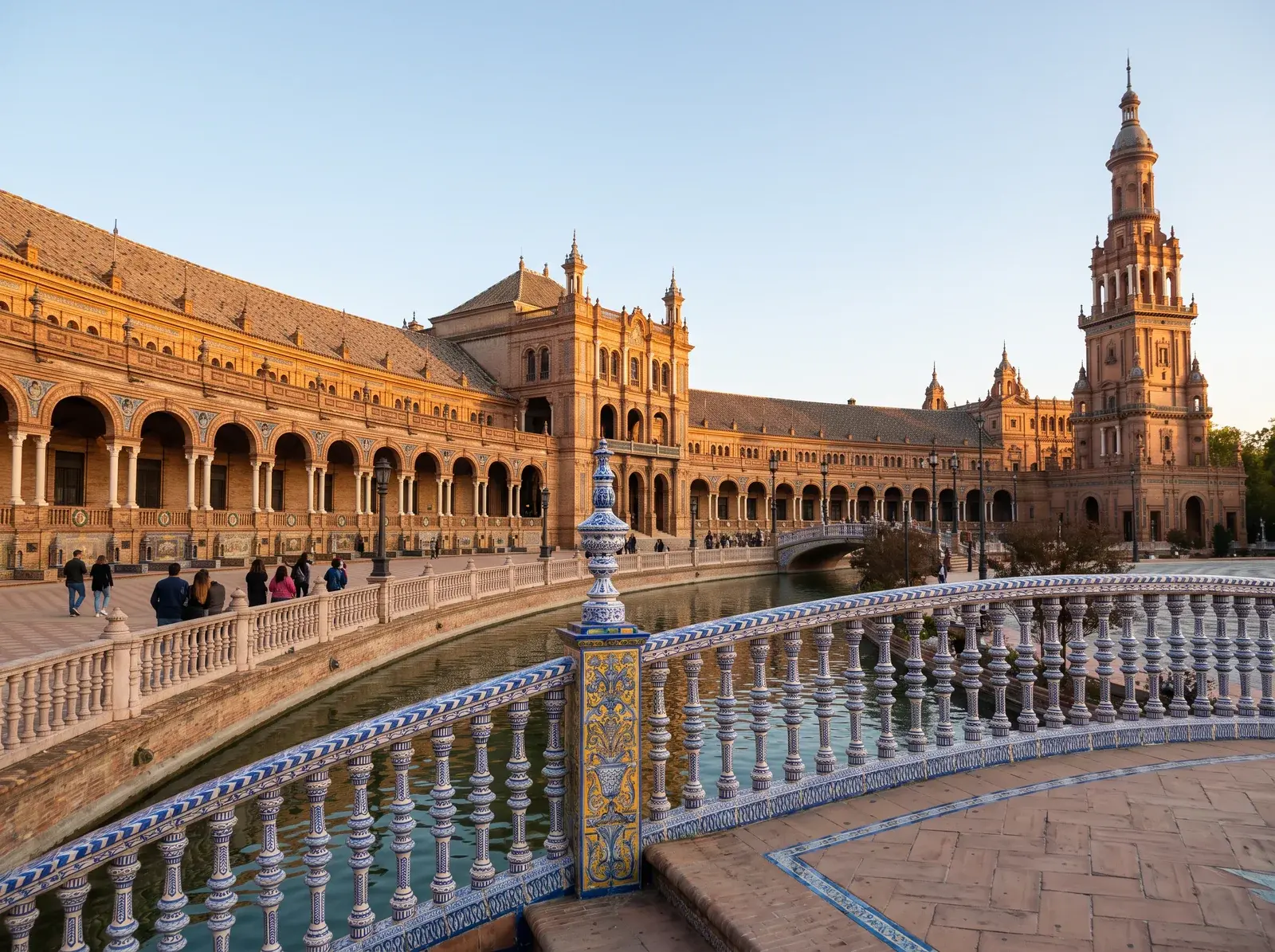 Sevilla İspanya Meydanı'nda mavi beyaz çinili korkuluk, kanal ve tuğla kemerli yapılar.