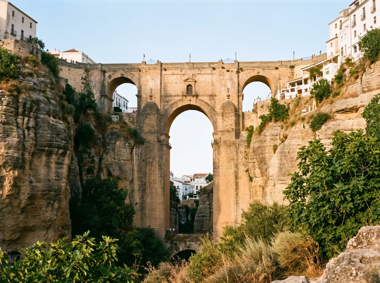 Ronda'nın dik kayalıkları arasında yükselen Puente Nuevo'nun yüksek taş kemeri.