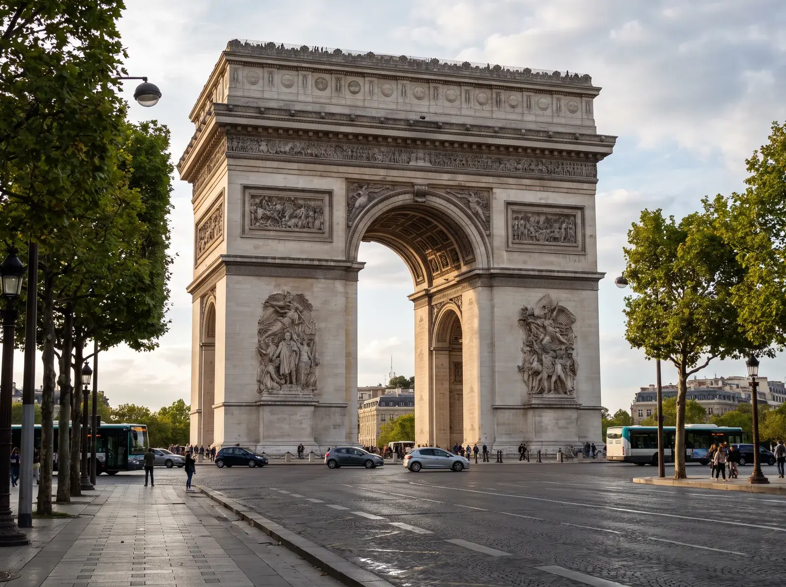 Paris Zafer Takı'nın büyük kemeri ve taş kabartmaları, çevresindeki ağaçlı caddelerle birlikte.