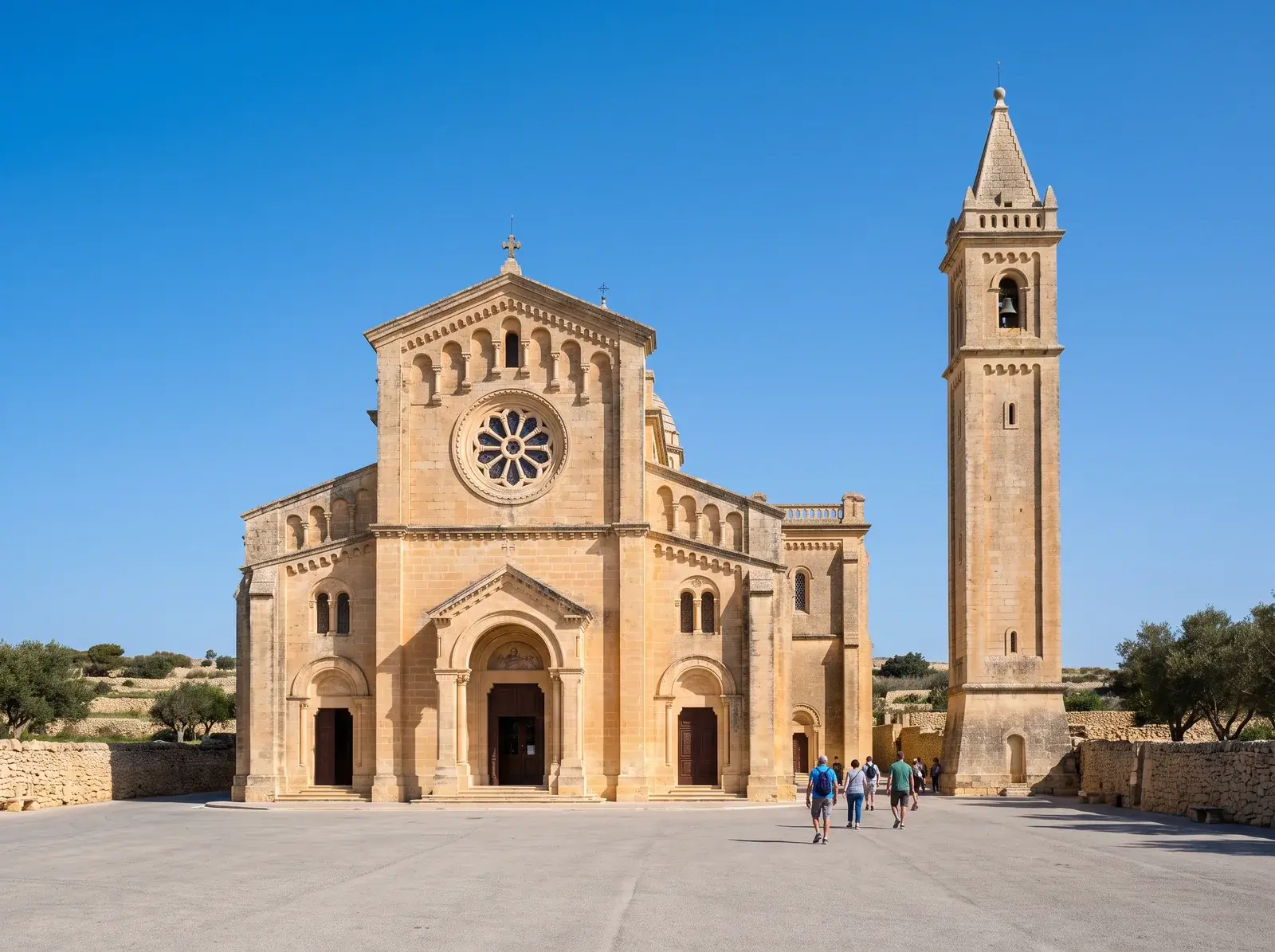 Gozo'daki Ta’ Pinu'nun gül pencereli açık renk taş cephesi ve sağdaki tek çan kulesi.