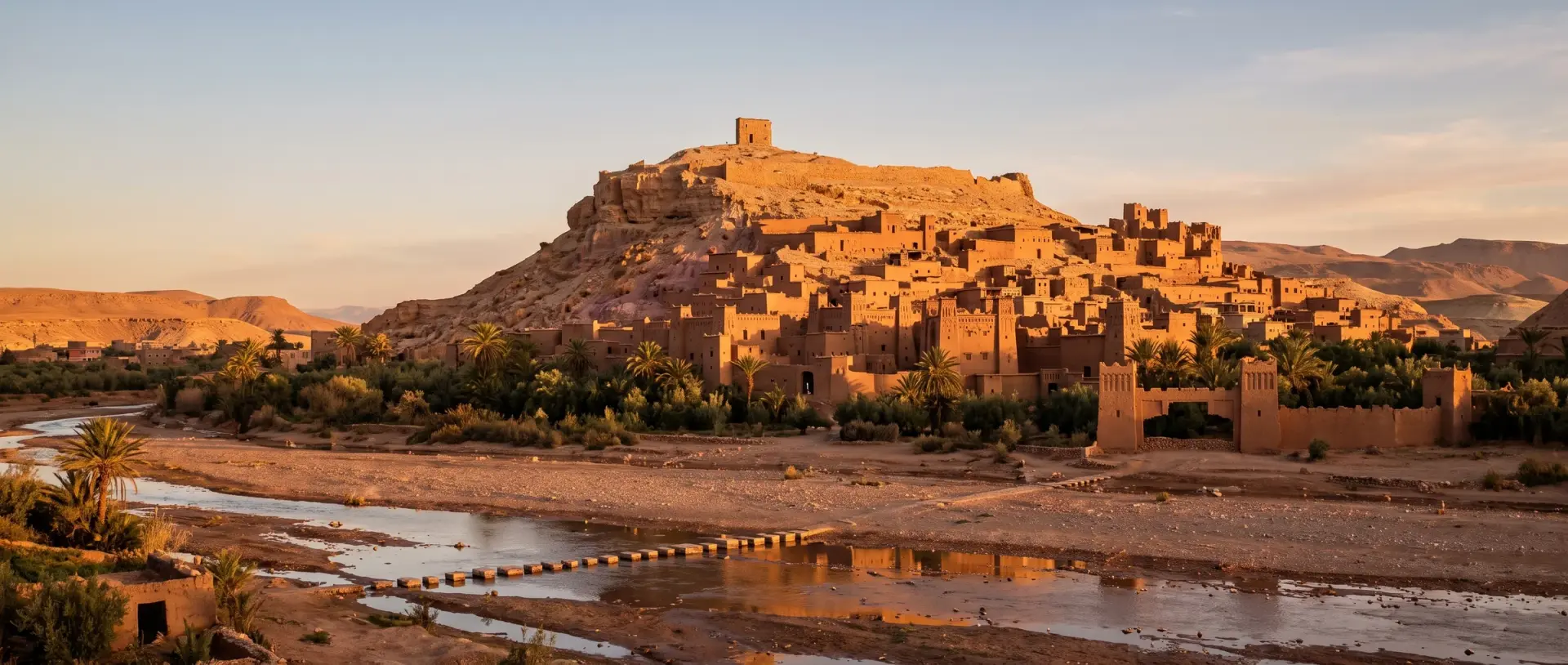 Aït Benhaddou'nun kerpiç kasbahları ve tepedeki ambar kalıntısı