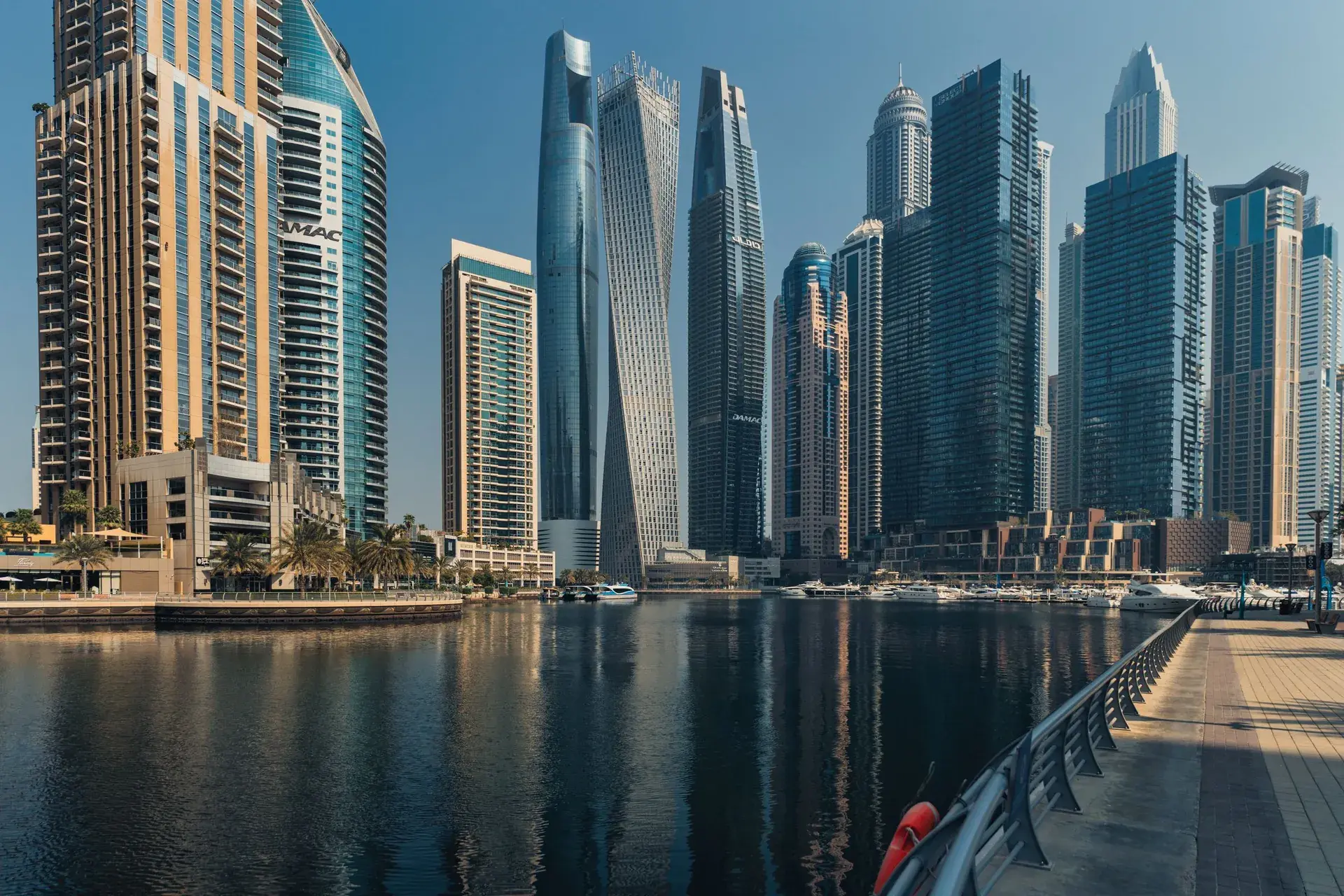 Dubai Creek kıyısındaki yapılar ve geleneksel abra teknesi