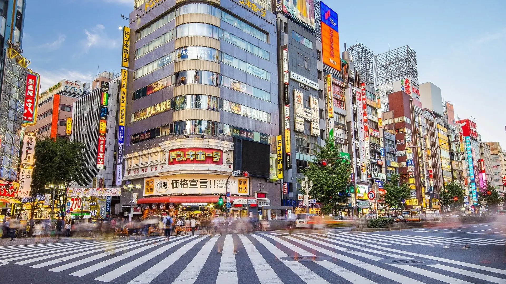 Işıklı tabelaları, yüksek binaları, mağazaları ve yoğun yaya trafiğiyle Tokyo’nun hareketli şehir yaşamı.