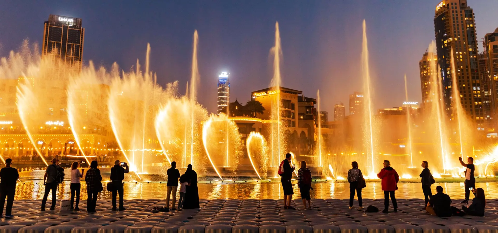 Akşam Dubai Fountain su ve ışık gösterisini izleyen ziyaretçiler